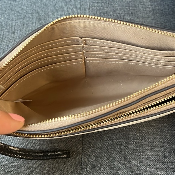 Ivory pebbled leather Coach bag with matching wristlet and ID/card holder. - Picture 5 of 9